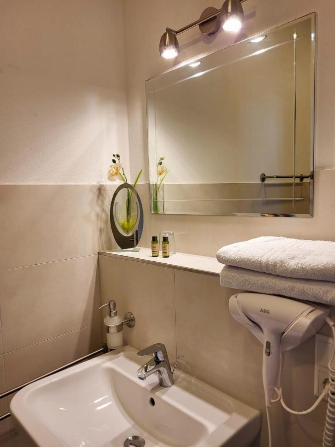 Lutz Motel พาเดอร์บอร์น ภายนอก รูปภาพ